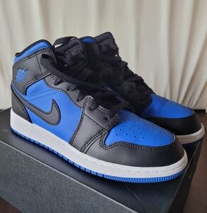 Air Jordan 1 MID (GS) Size 6.5 young
